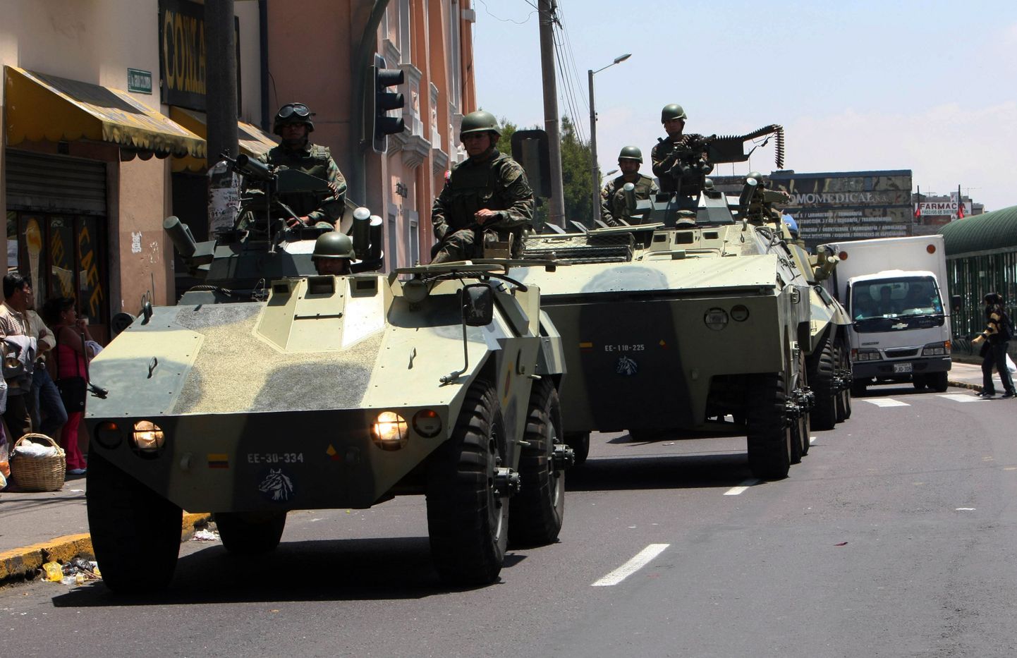 Sõdurid patrullimas Ecuadori pealinnas Quitos.