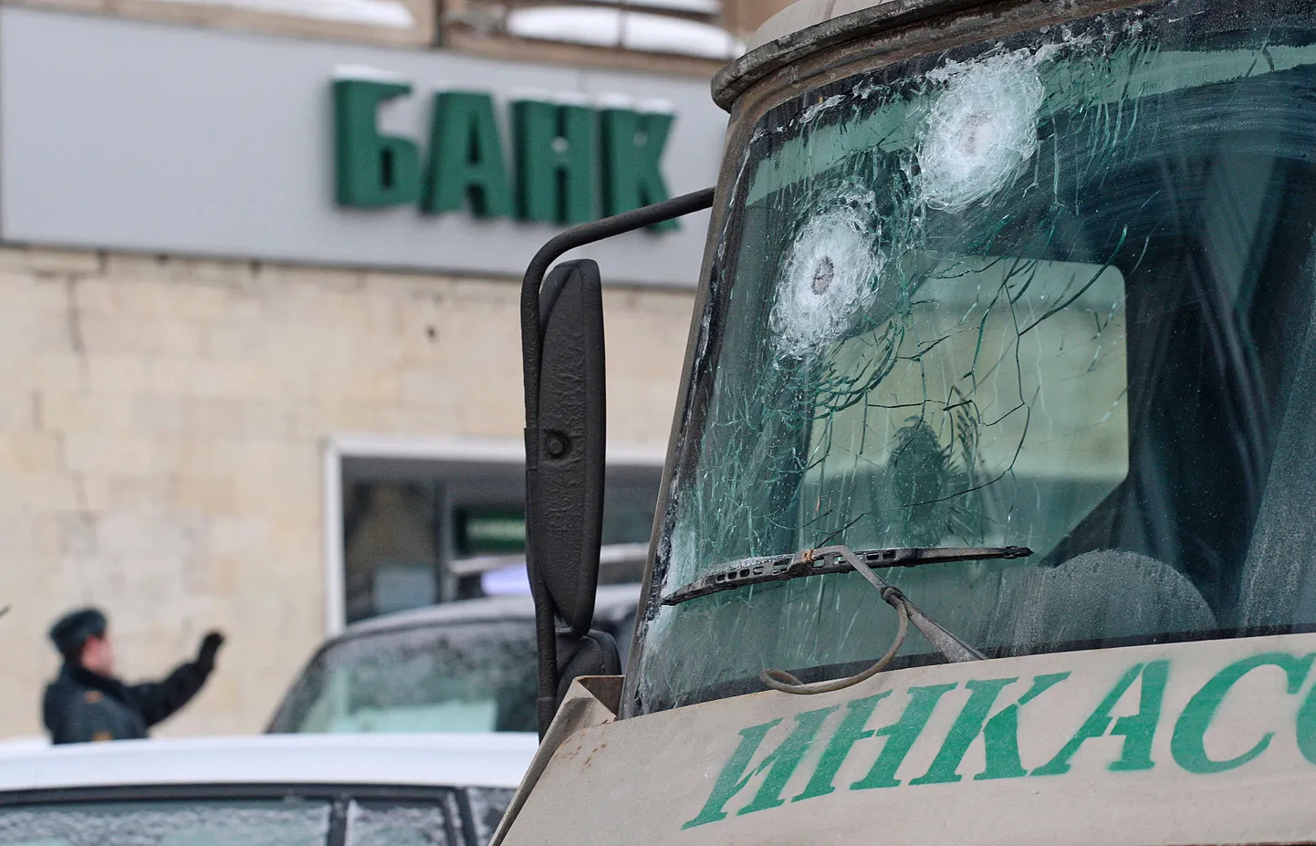 Inkassaatorite auto Loko-banki esinduse ees Lenini prospektil Peterburis.