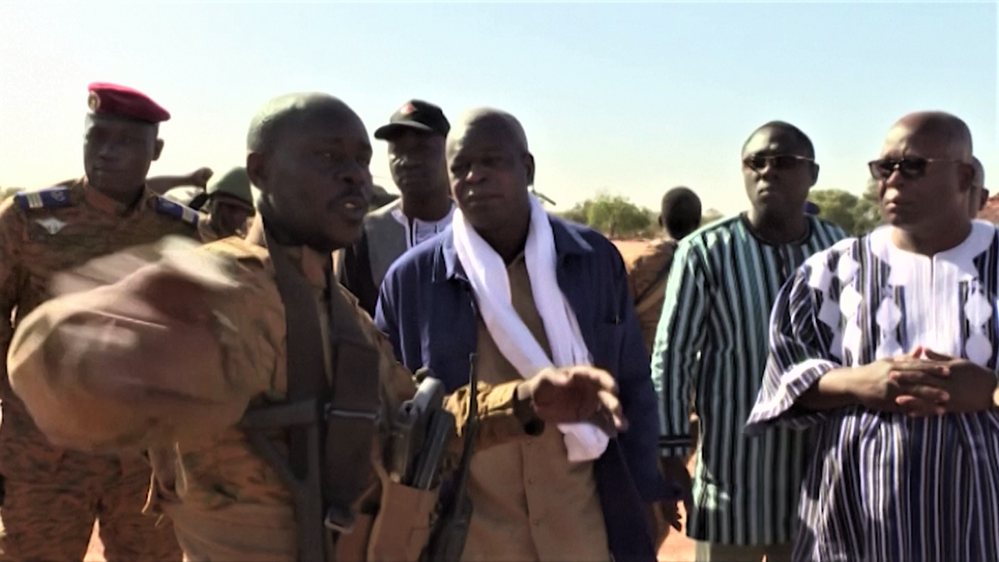 Burkina Faso kaitseminister Chérif Sy ja kõrged julgeolekuametnikud rünnakupaigas.