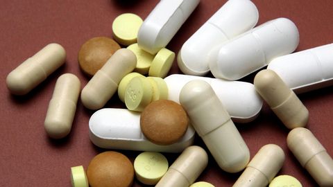 Eesti Haigekassa andmeil on ravimite väljakirjutamine viimastel nädalatel kasvanud keskmiselt 40 protsenti võrreldes möödunud aasta sama perioodiga ning ravimite müük apteegis ligi 50 protsenti. Eesti Haigekassa andmeil on ravimite väljakirjutamine viimastel nädalatel kasvanud keskmiselt 40 protsenti võrreldes möödunud aasta sama perioodiga ning ravimite müük apteegis ligi 50 protsenti.