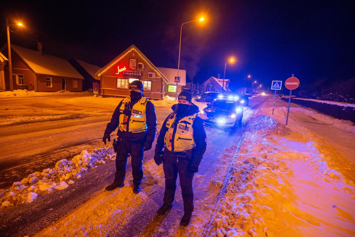 Viljandi politseinikud läksid lund ja külma trotsides Uuel ja Jakobsoni tänaval tekkinud liikluskaost leevendama.