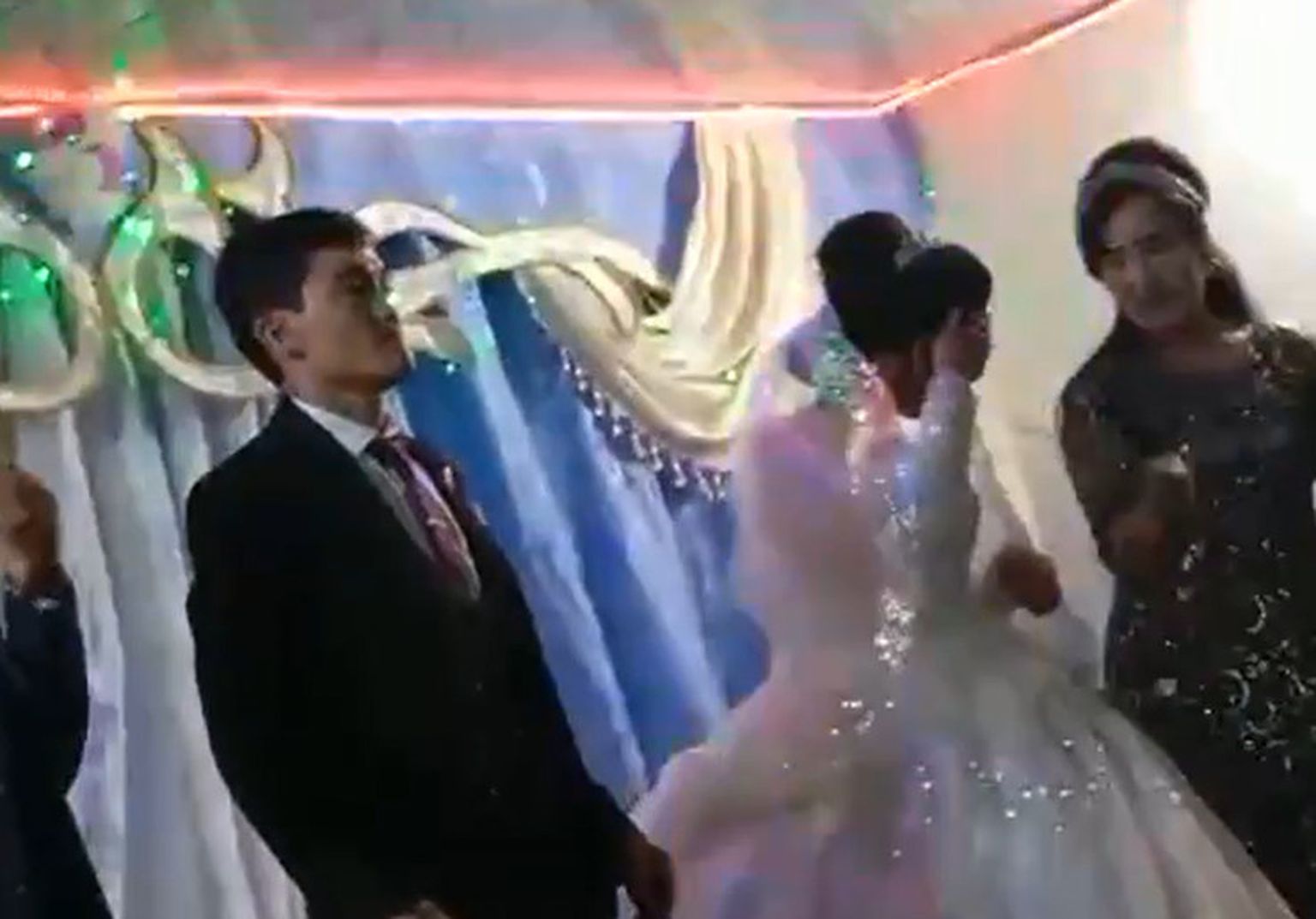 Видео избиения невесты на свадьбе разлетелось по Сети