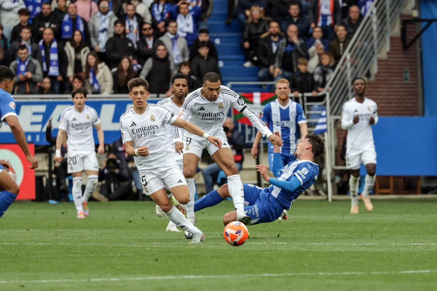 Kylian Mbappe (keskel) murdis maha Alavaesi klubi poolkaitsja Antonio Blanco (paremal).