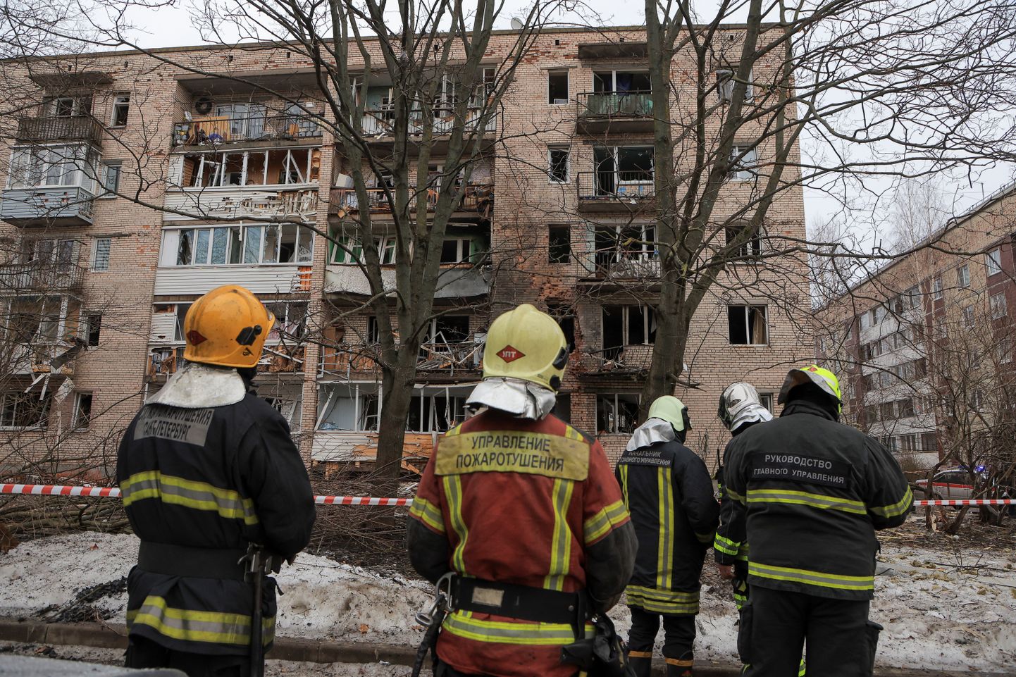 Спасатели у дома после атаки дрона в Санкт-Петербурге. 2 марта 2024.