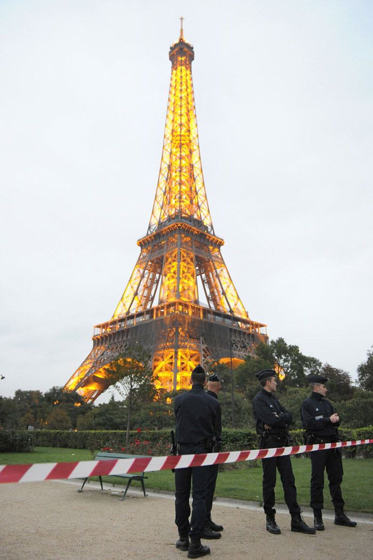 Eiffeli tornile on sel kuul tehtud kaks pommiähvardust, viimati üleeile, misjärel politsei inimesed Pariisi tuntuima ehitise ja selle ümbrusest evakueeris. Pole selge, kas ähvardused on seotud avastatud terrorivandenõuga.