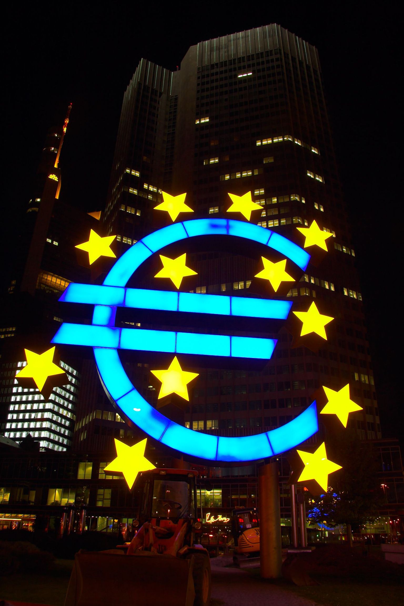 Знак евро у здания ЕЦБ во Франкфурте.