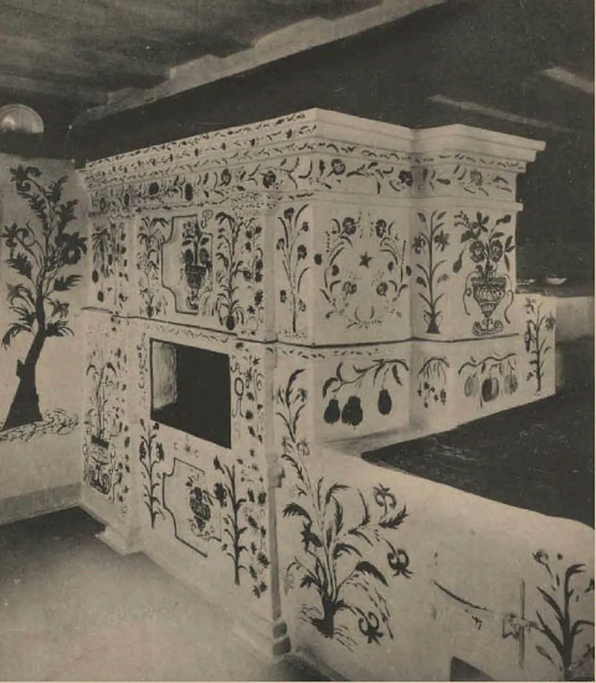 Petrikivka stiilis maalitud ahi 1920.aastatest