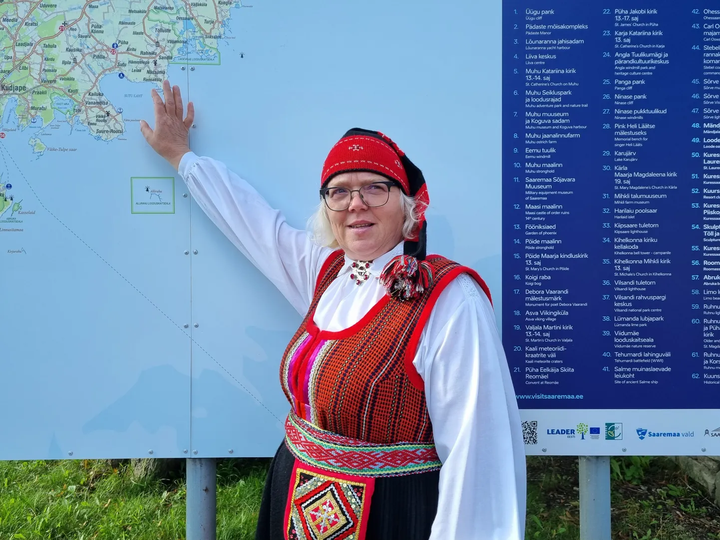 ÕIGE INFO: Turismispetsialist Kati Aus võib nüüd külastajad julgelt suurte kaartide juurde suunata.