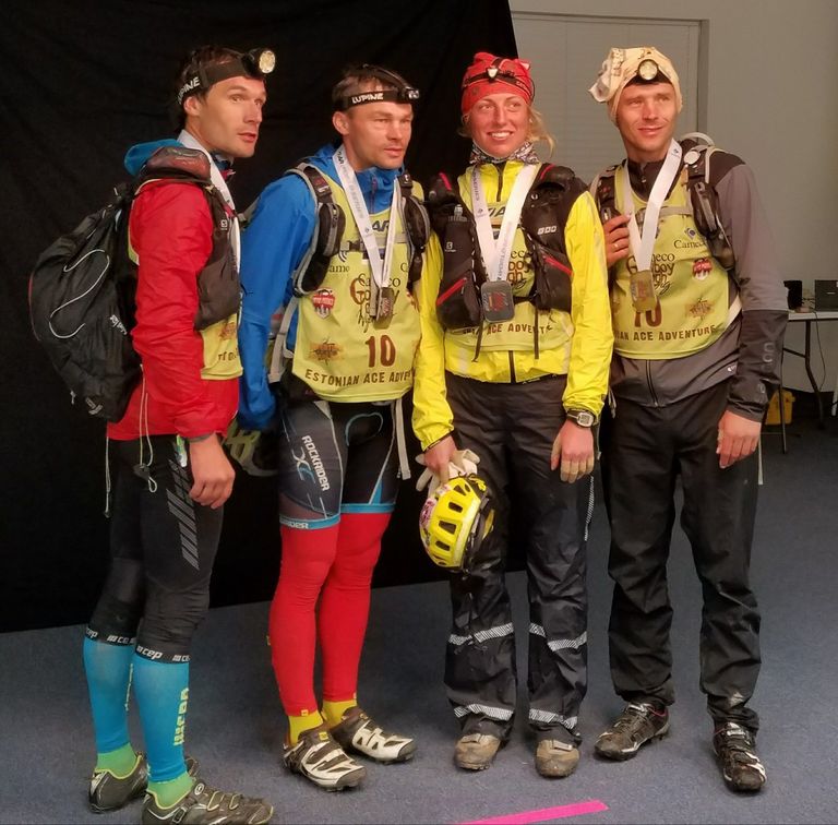 Eesti võistkond ACE Adventure Team koosseisus (vasakult) Timmo Tammemäe, Rain Eensaar, Mariann Sulg ja Silver Eensaar pärast finišeerimist seiklusspordi MMil Wyomingis USAs.