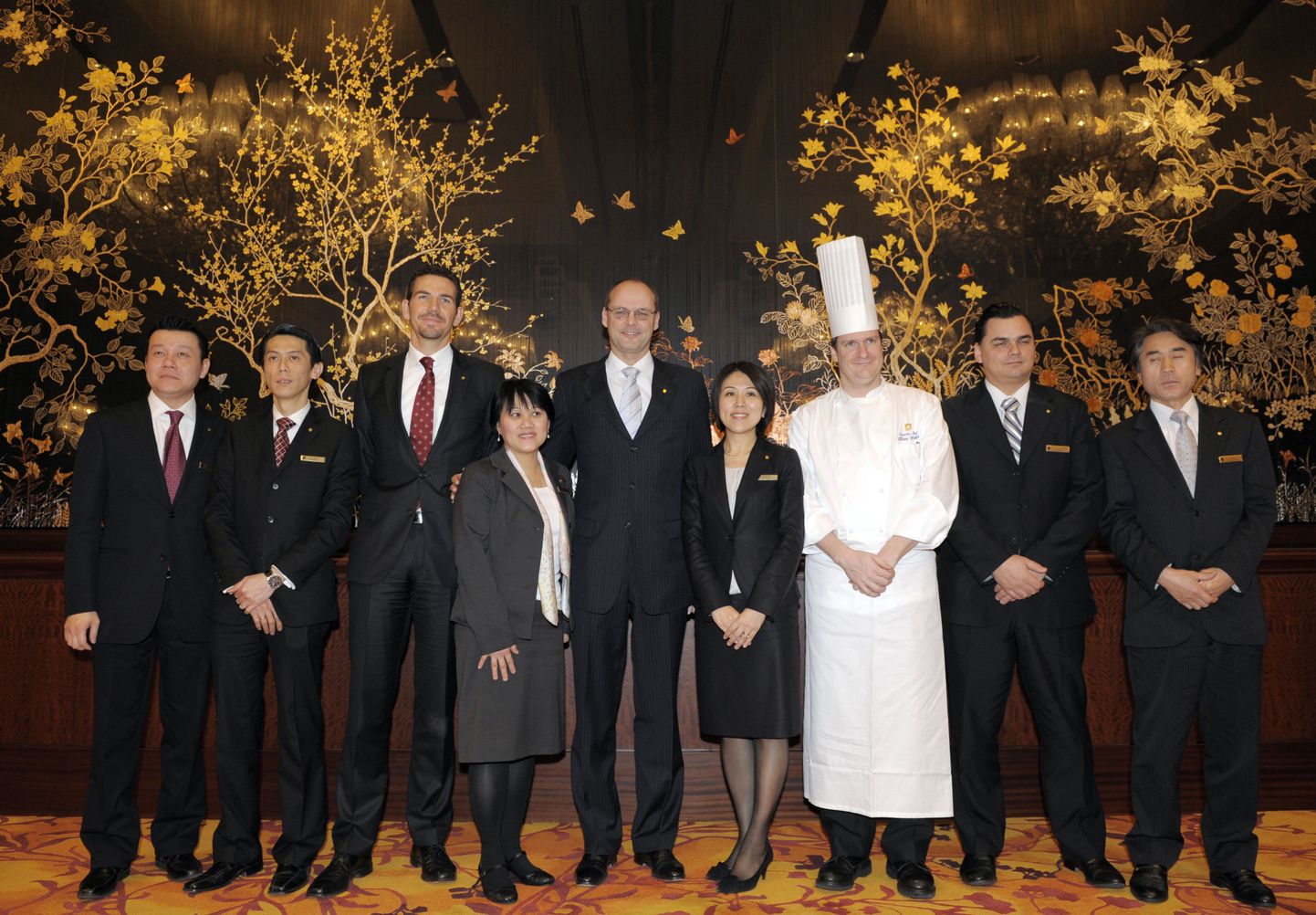 Shangri-La Hotel Tokyo juhtkond: Wolfgang Krueger, direktor  (keskel), tegevjuht Marcus Bauder (vasakult kolmas), peakokk Oliver Weber (paremalt kolmas)ning kohalikud osakondade juhid