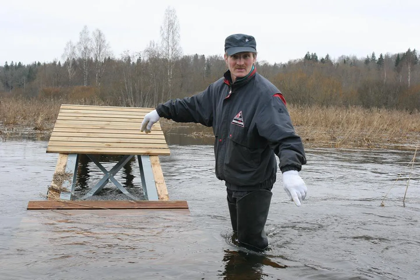 Spordiklubi Sõlg eestvedaja Leho Estorn näitas, et üle Raudna jõe viiva silla metallkonstruktsiooni küljest on ära tõmmatud suur hulk laudu.