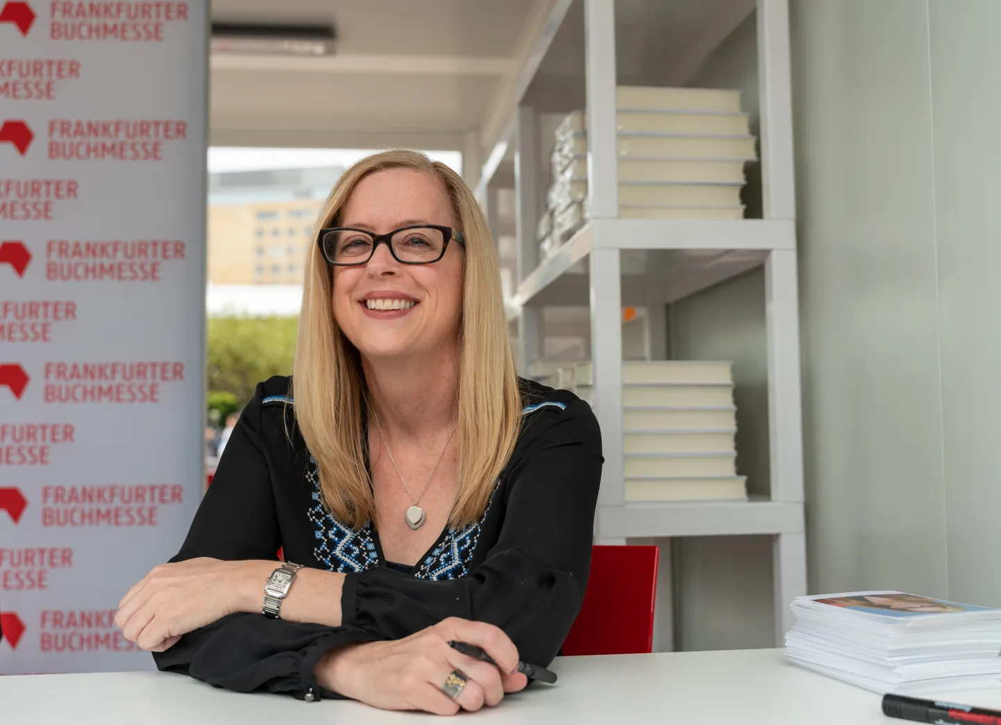 Kirjanik Karen M. McManus.