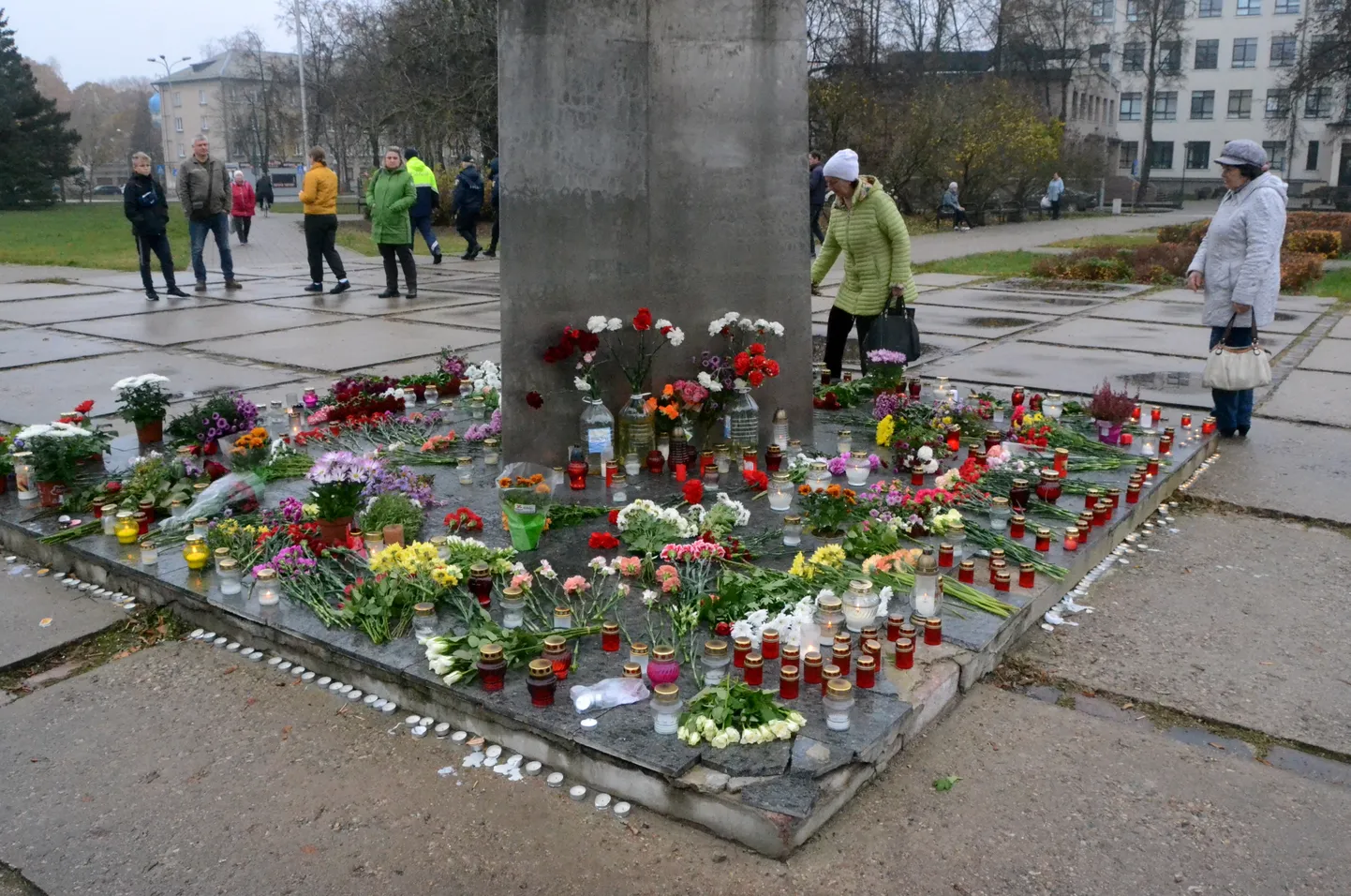 Pēc Daugavpils mēra aicinājuma, pie nojaucamā pieminekļa Otrā pasaules kara padomju karavīriem Slavas skvērā Daugavpilī nolikti ziedi un svecītes.