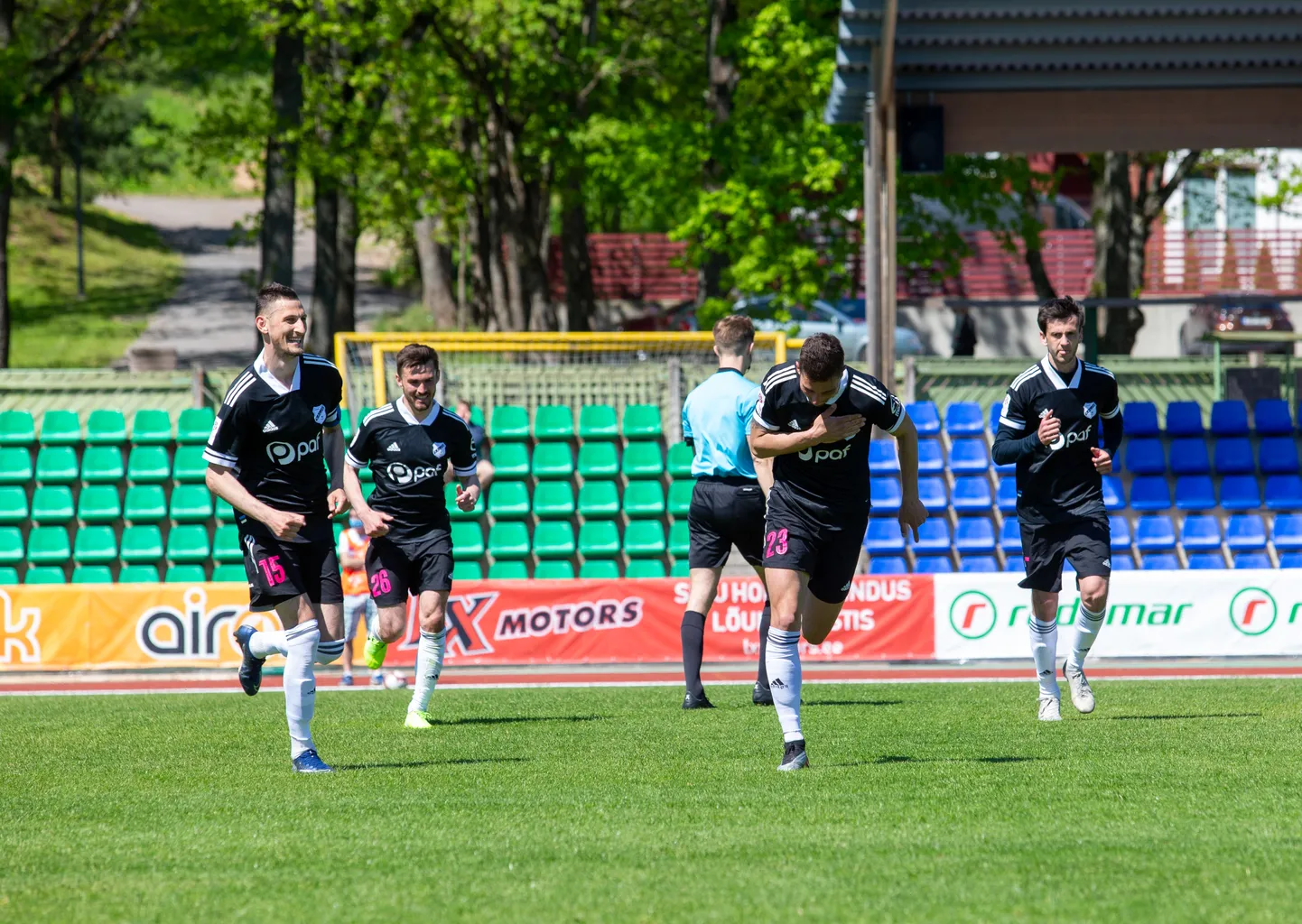 Nõmme Kalju mängijad väravat tähistamas.