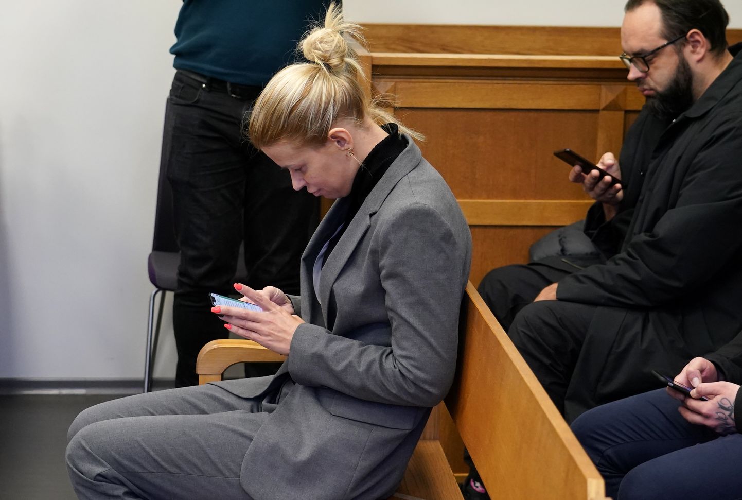 Krimināllietā apsūdzētā 14. Saeimas deputāte Glorija Grevcova pirms tiesas sēdes Rīgas pilsētas tiesā, kurā skatīs krimināllietu par nepatiesu ziņu sniegšanu Centrālajai vēlēšanu komisijai.