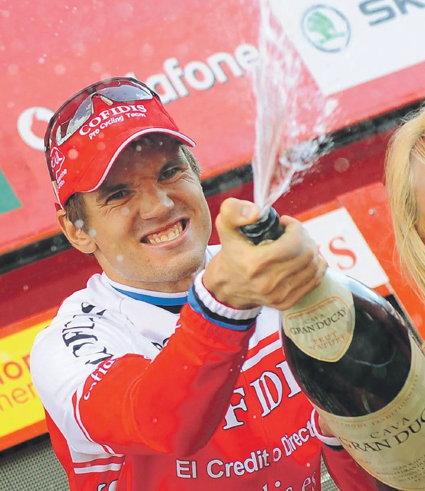 Один из лучших эстонских велогонщиков Рейн Таарамяэ, одержавший победу на сложнейшем 14-м этапе многодневки «Вуэльта Испании», праздновал свой успех: замечательный повод откупорить бутылку шампанского есть у всех поклонников велоспорта.