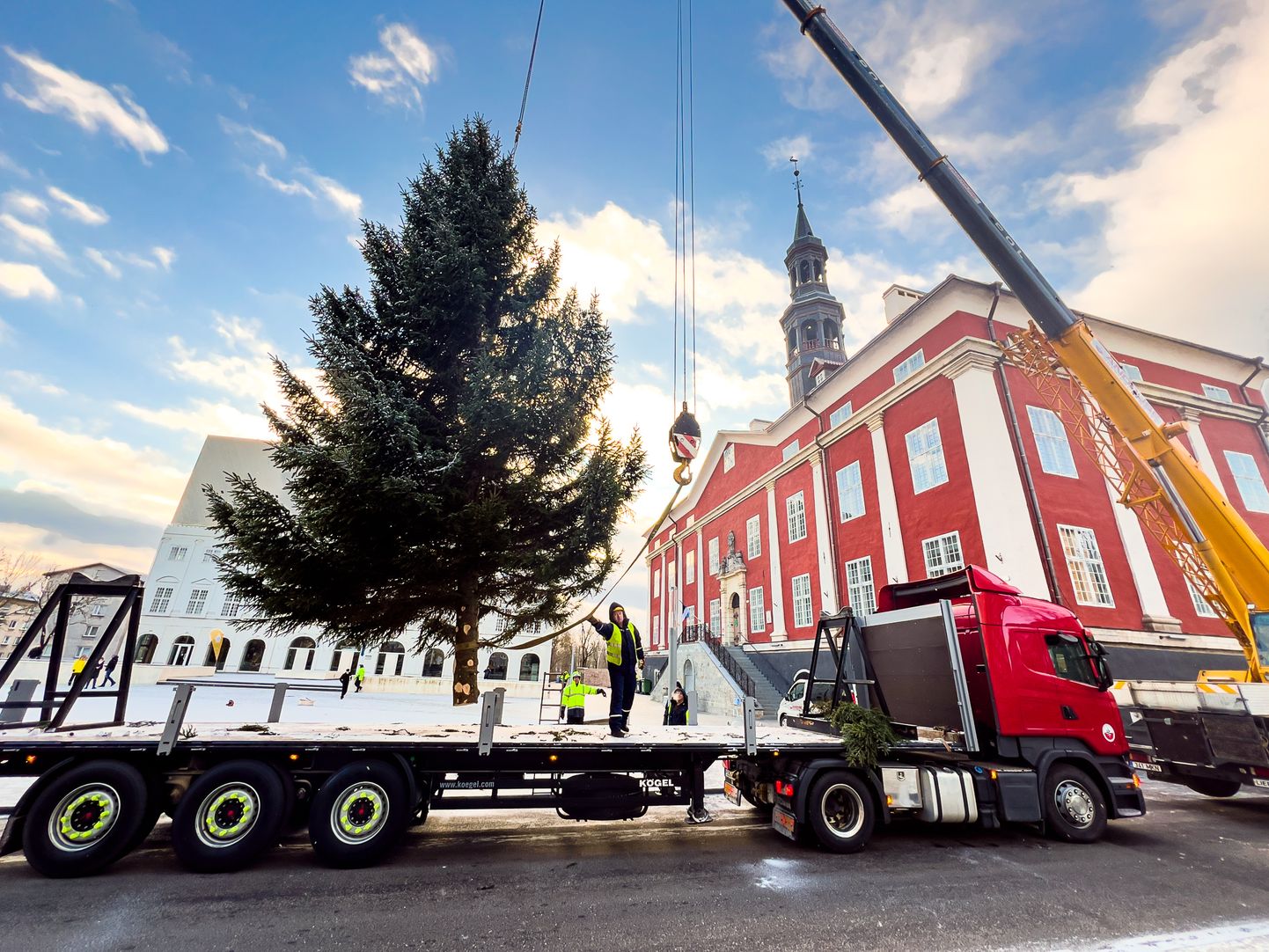 Jõulupuu paigaldati Narva raekojaplatsile tänavu esimest korda.