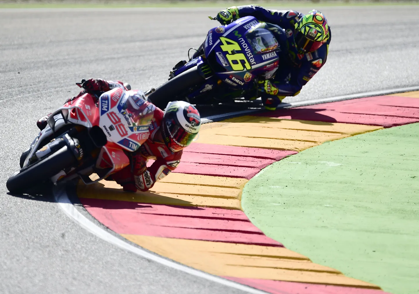 Jorge Lorenzo ees, Valentino Rossi järel - nõnda möödus suur osa Aragoni GPst. Lõpuks kuulusid esimesed kaks kohta aga hoopis Hondadele.