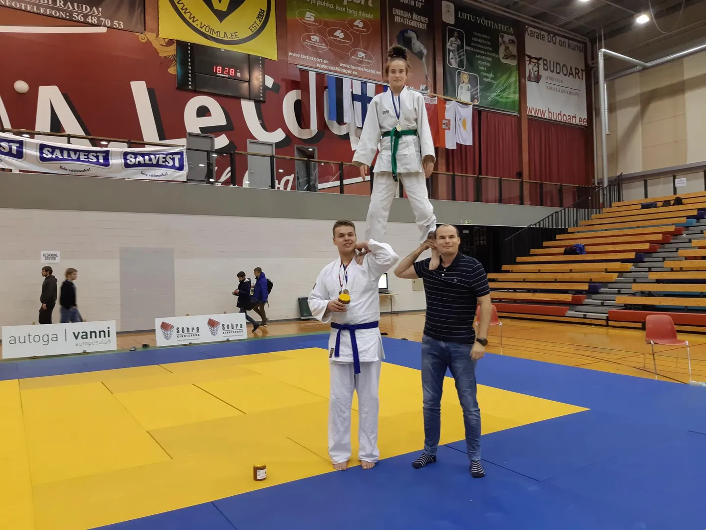 Pärnu judoklubi edukad noorsportlased Marianne Tornijainen ja Trever Ojala&nbsp; treener Asko Loogaga.
