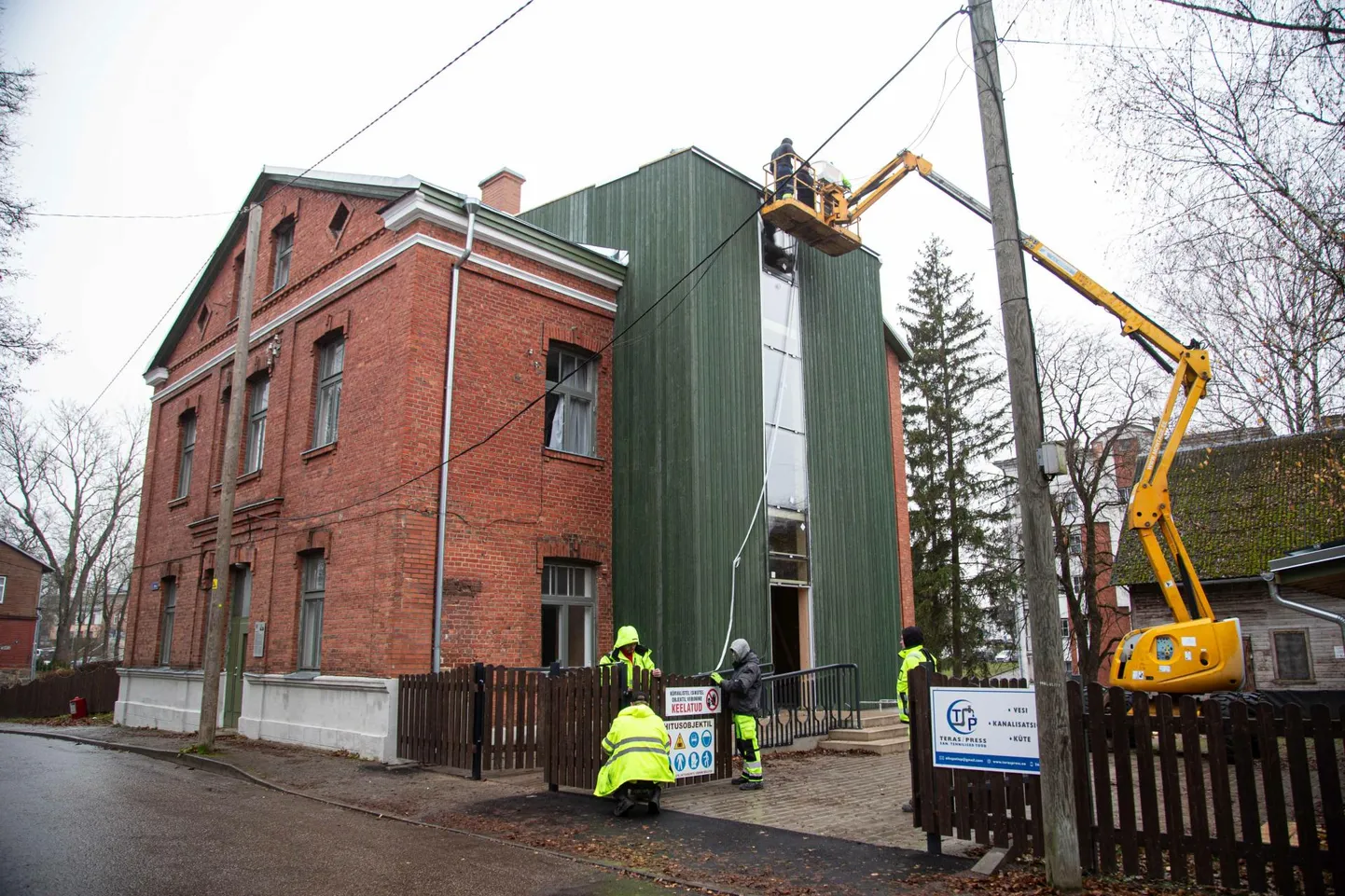 Valga noortekeskuse remondi käigus lisandub hoonele ka trepikoda, mis mõeldud tulekahju korral turvalisuse tõstmiseks.