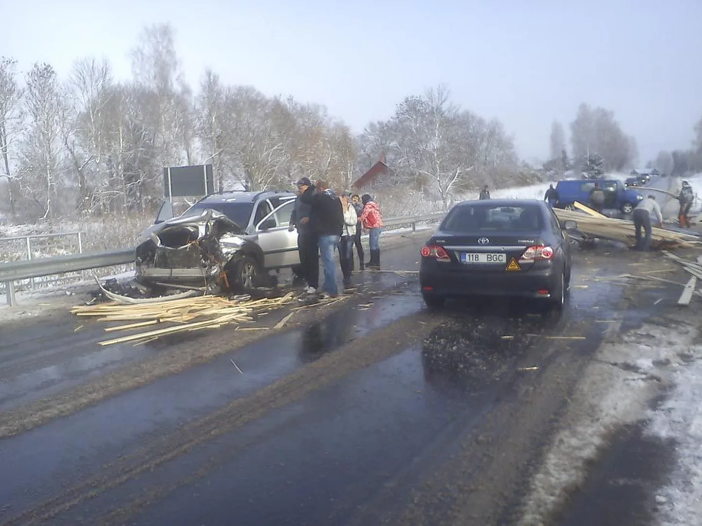 Sõiduauto sai silda ületades löögi lauamaterjali vedanud kaubikult.