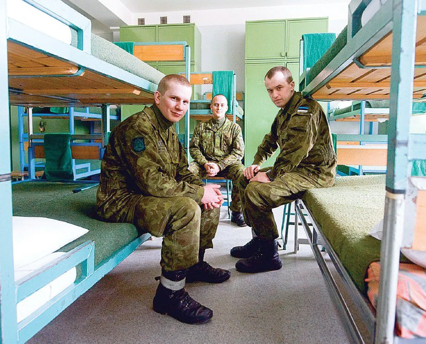 Miinisadamas asuvas mereväebaasis on küll kitsavõitu, kuid ajateenijad Jaanus Mehikas, Ronald Aruorg ja Oleg Loginov ei kurda. Vaid häire ajal jäädakse üksteisele jalgu.