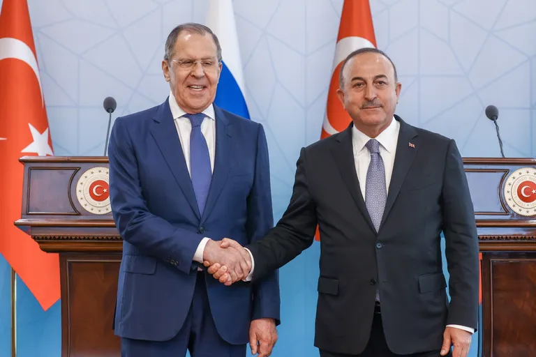 Vene välisminister Sergei Lavrov (vasakul) koos Türgi välisministriga 8. juunil Ankaras kõnelustel.