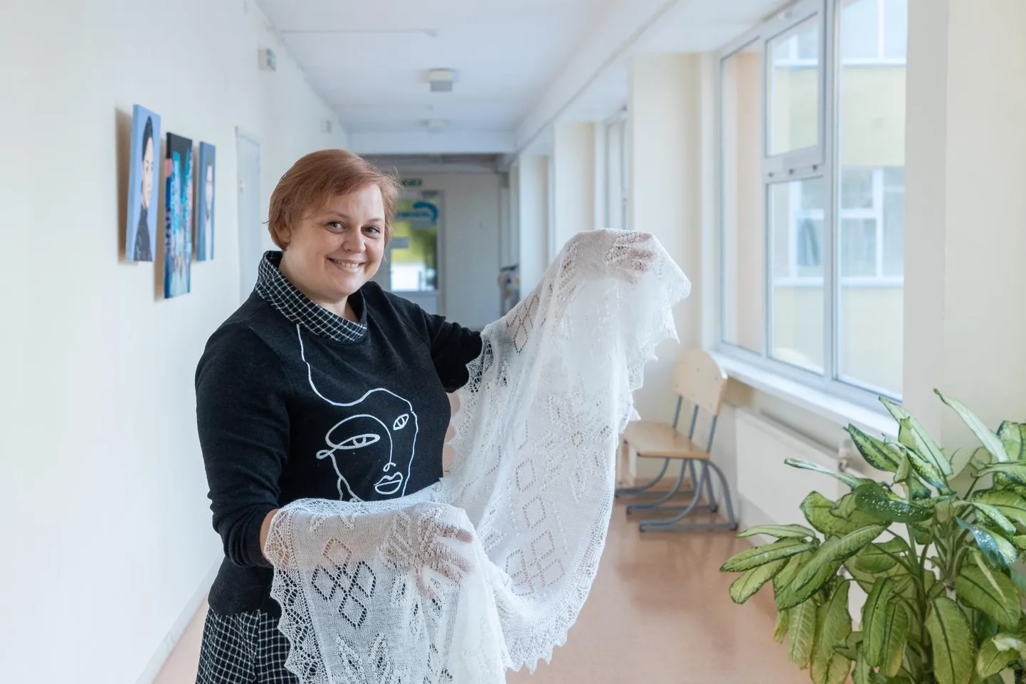 Paide kunstikooli õppekoordinaator Kristina Such koob imelisi Haapsalu­ salle.