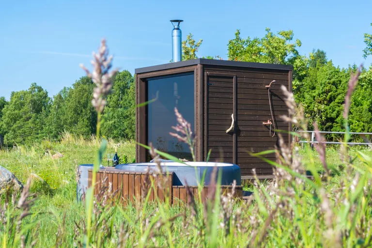 Sauna kui lõõgastumiskoha juures on oluline osa täita aknast avanevatel vaadetel, mistõttu suuri klaaspindu kasutatakse ka pisikeste saunamajade puhul üsna palju.