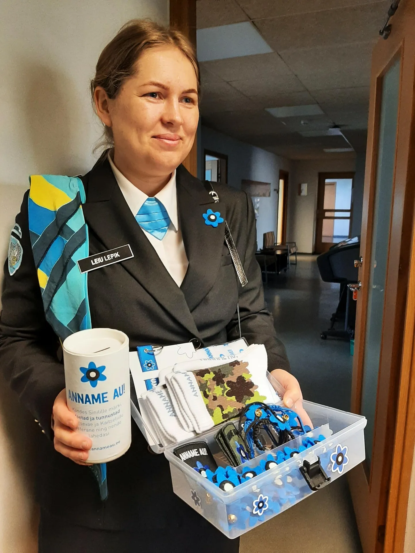 Veteranikuu alguspäeval kogus Pärnu linnavalitsuses veteranide toetusannetusi Naiskodukaitse Pärnumaa ringkonna esinaine Leiu Lepik.