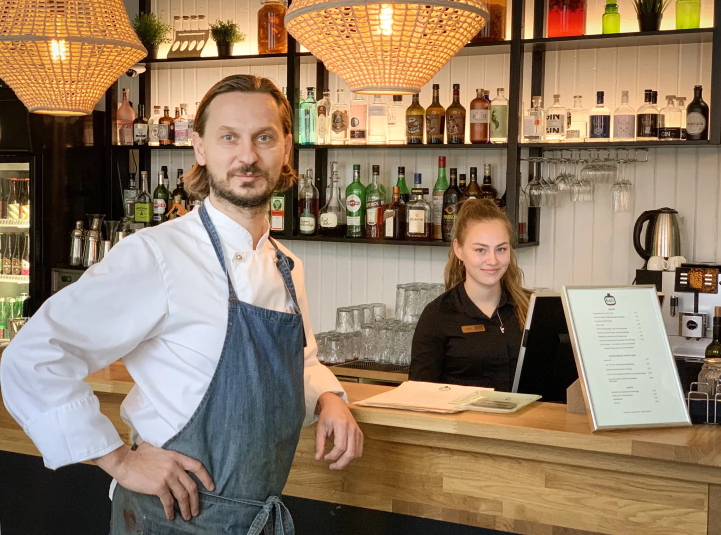 TALVEKS LAB LOUNGE: Kui Kukuu restoran on Toomas Leedu sõnul avatud kevadel ja suvel, siis nende sügistalvine lõõgastumispaik, kus hõrke sütel valminud roogasid ning kokteile mekkida, on samas majas asuv Lab. Pildil ka teenindaja Grete Jõgi.