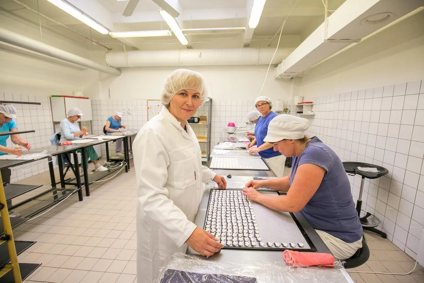 Türi vallas tegutseva martsipanitootja Convi Food Sweetsi juht Anu Zinovjev (esiplaanil) vaatab tulevikku positiivselt vaatamata asjaolule, et lõppemas on üks ettevõtte keerulisimaid aastaid.