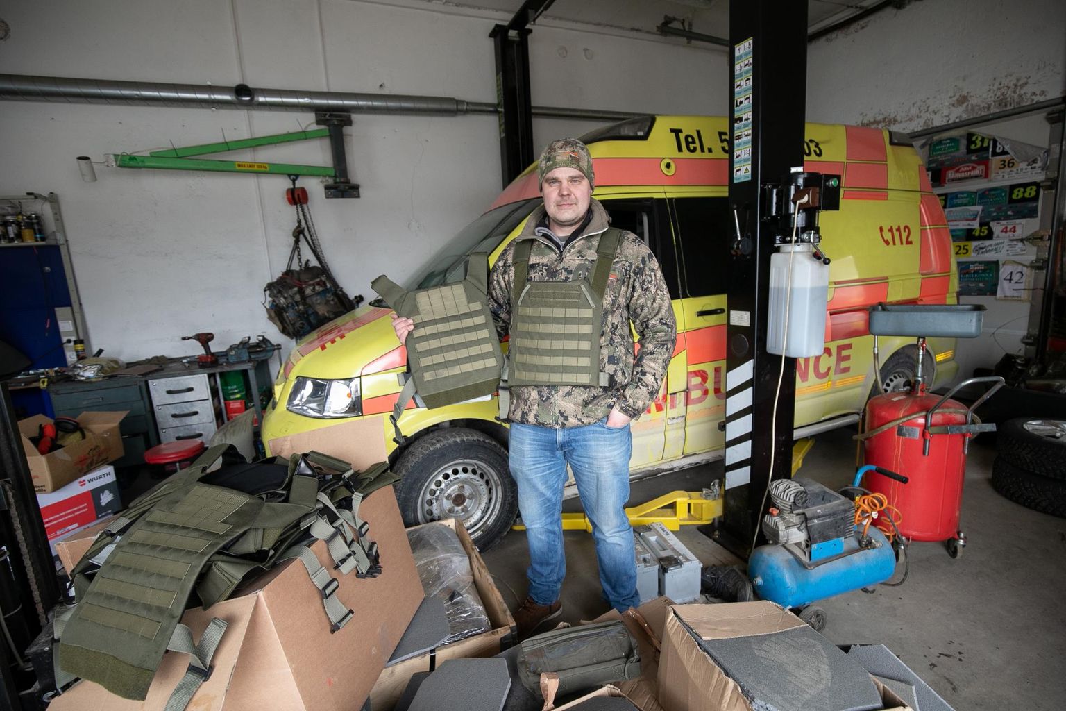 Raivo Olev kuulivestide ja Türilt saadud kiirabiautoga, mis ootavad Ukrainasse saatmist.