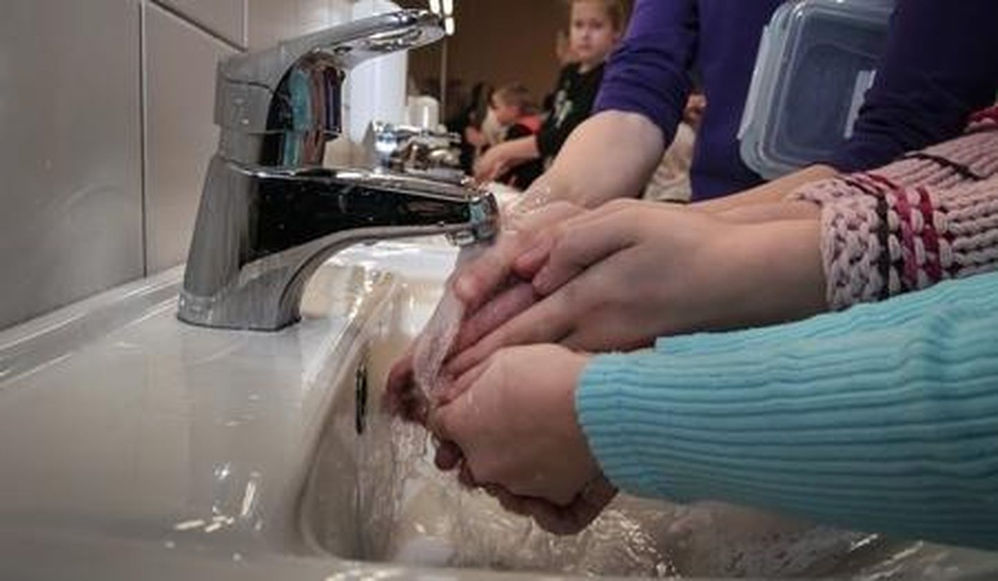 Käsi pesta on oluline, et vältida viirustesse nakatumist.