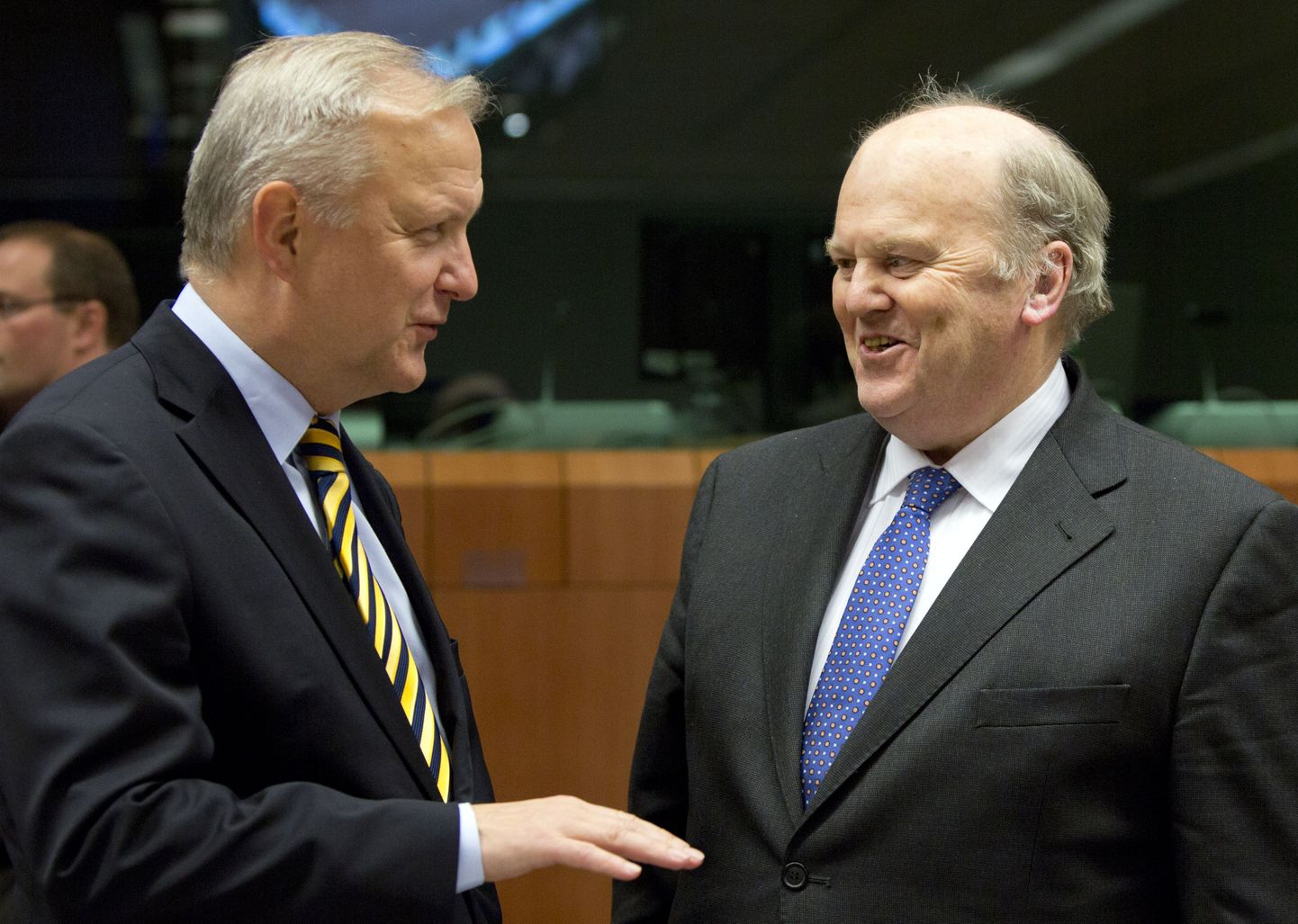 Euroopa rahandusvolinik Olli Rehn (vasakul) ja Iiri rahandusminister Michael Noonan eile Eurogrupi nõupidamisel.