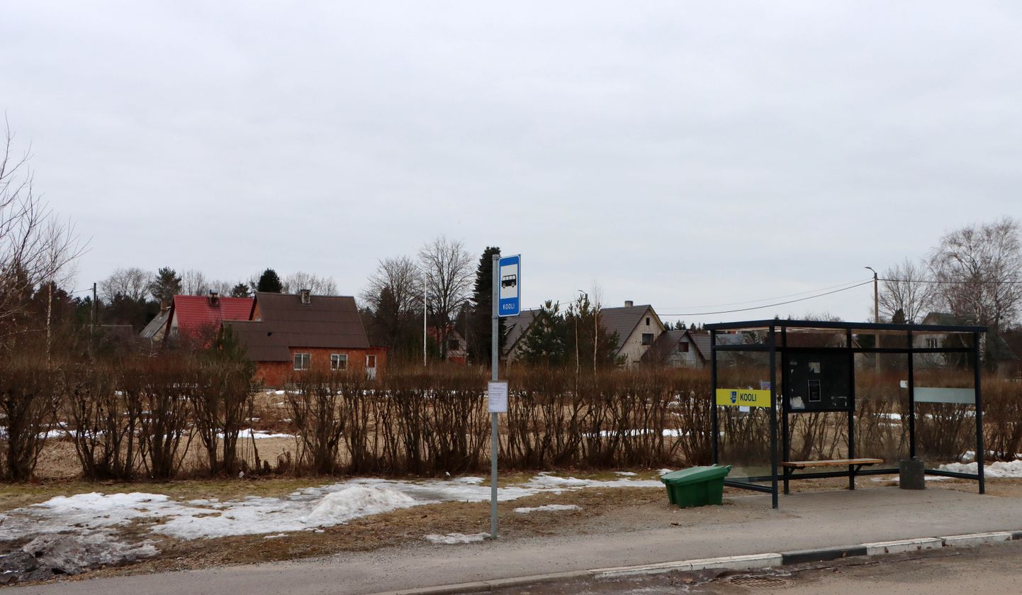 Kohtla-Nõmme sotsiaalmaja kerkib keset asulat just sellele bussipeatuse taga asuvale maatükile.