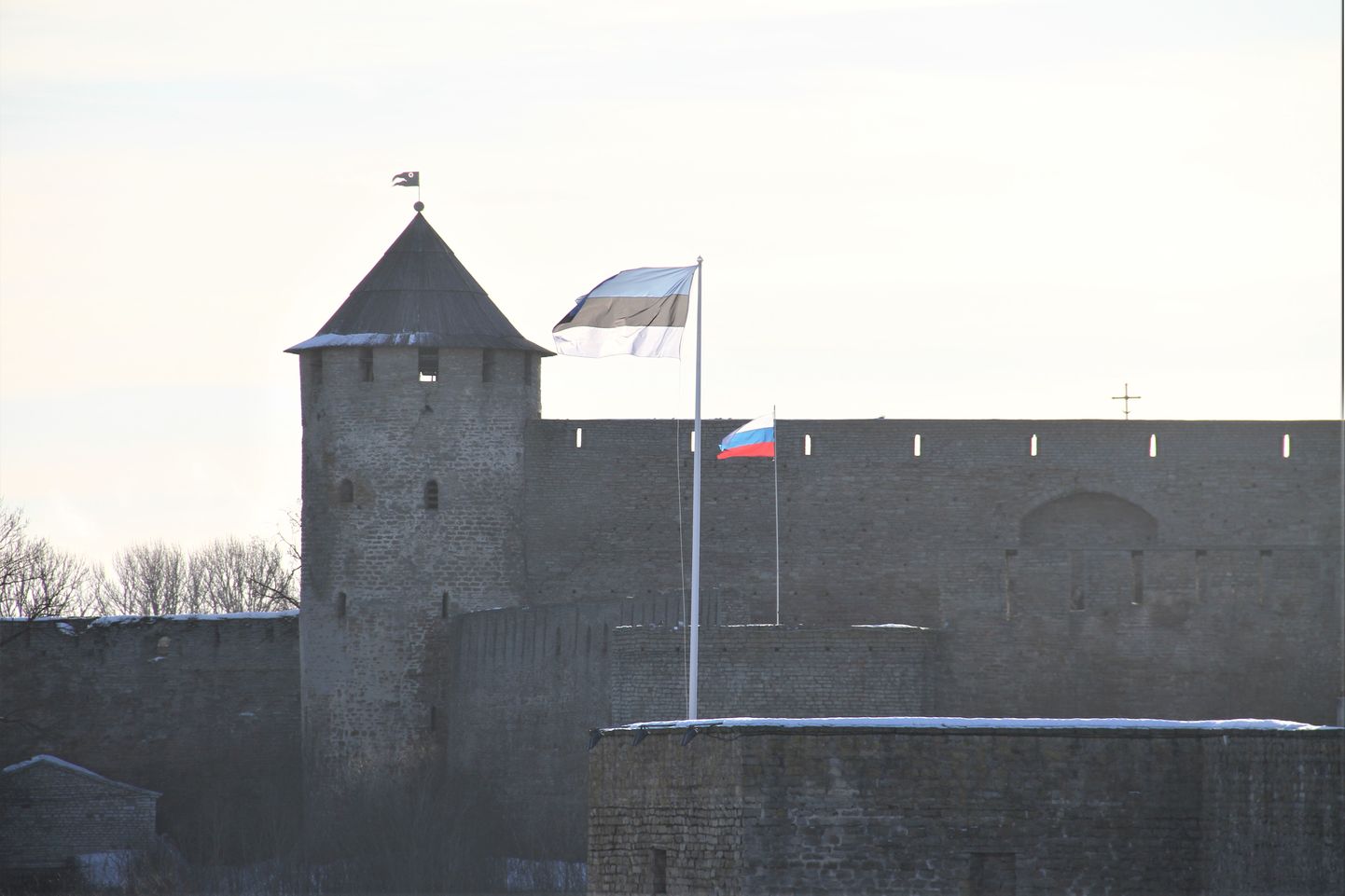 Флаги в Ивангородской крепости и Нарвском замке.