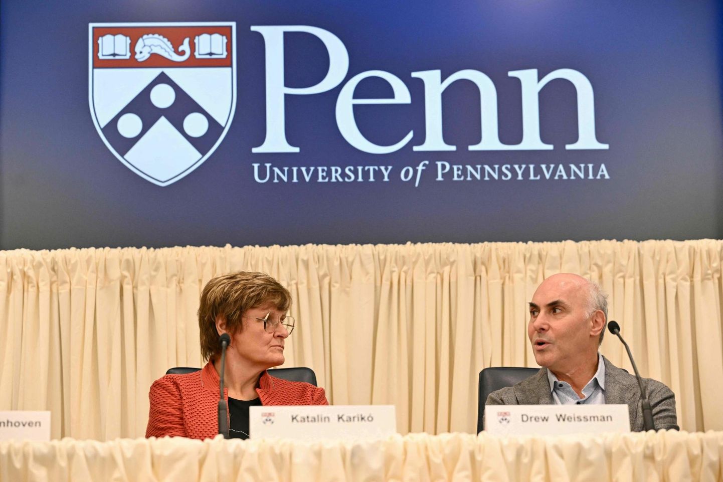 Katalin Karikól (vasakul) ja Drew Weissmanil oli pärast preemiasaamist harukordne võimalus koos Pennsylvania ülikoolis pressikonverentsi pidada.

 