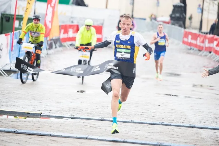 Roman Fosti jooksis nii Kaunase kui Belgia poolmaratonil Ukraina särgis.