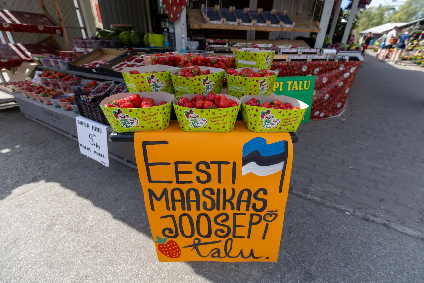Avaturul müüakse eilsest alates Eesti maasikaid, mis on pärit Joosepi talu kasvuhoonest.