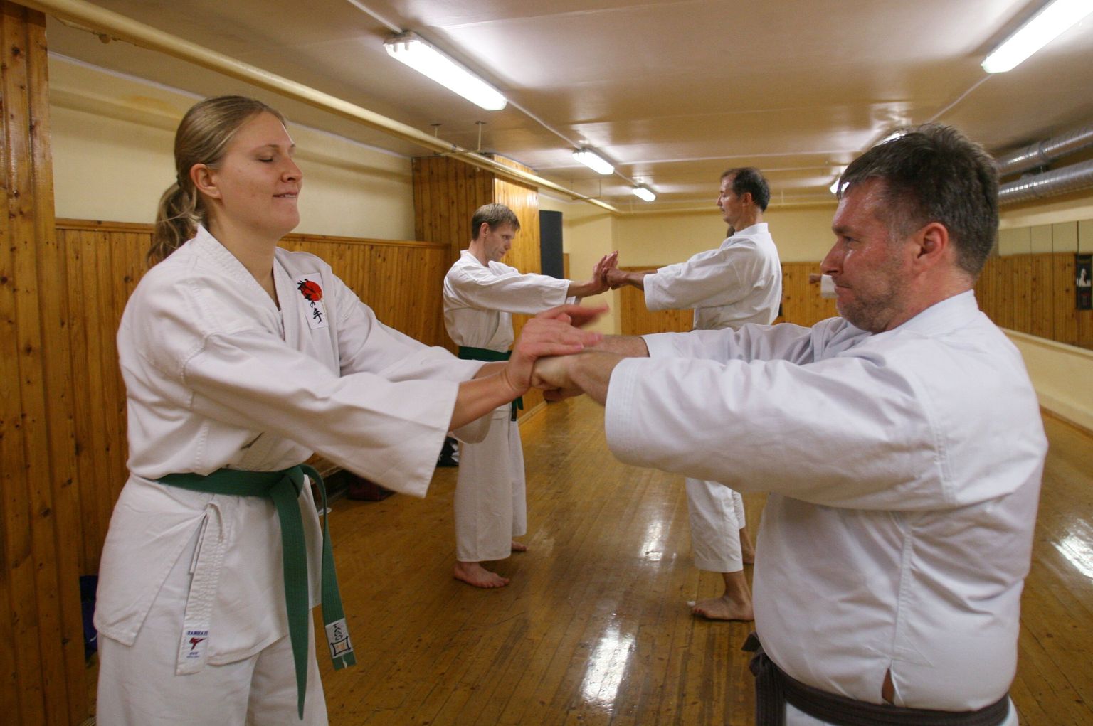 Tartu Karateklubi Shotokan karate treening. Liisi Laasik (vaskaul) ja Tanel Muul.