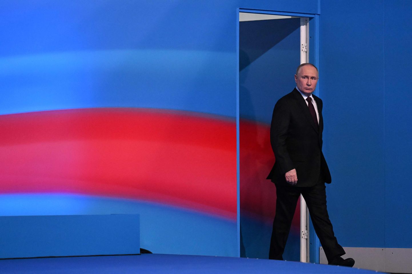 Vladimir Putin lasi oma ametiaega pikendada protsessi käigus, mida demokraatlikes riikides valimisteks nimetatakse. Demokraatliku maailma hinnangul olid need võltsitud, kuid Kreml teab asjade tegelikku seisu ehk tegelikku ja hinnangulist opositsiooni osakaalu. Putin kohtumas meediaga 18. märtsil 2024 Moskvas.