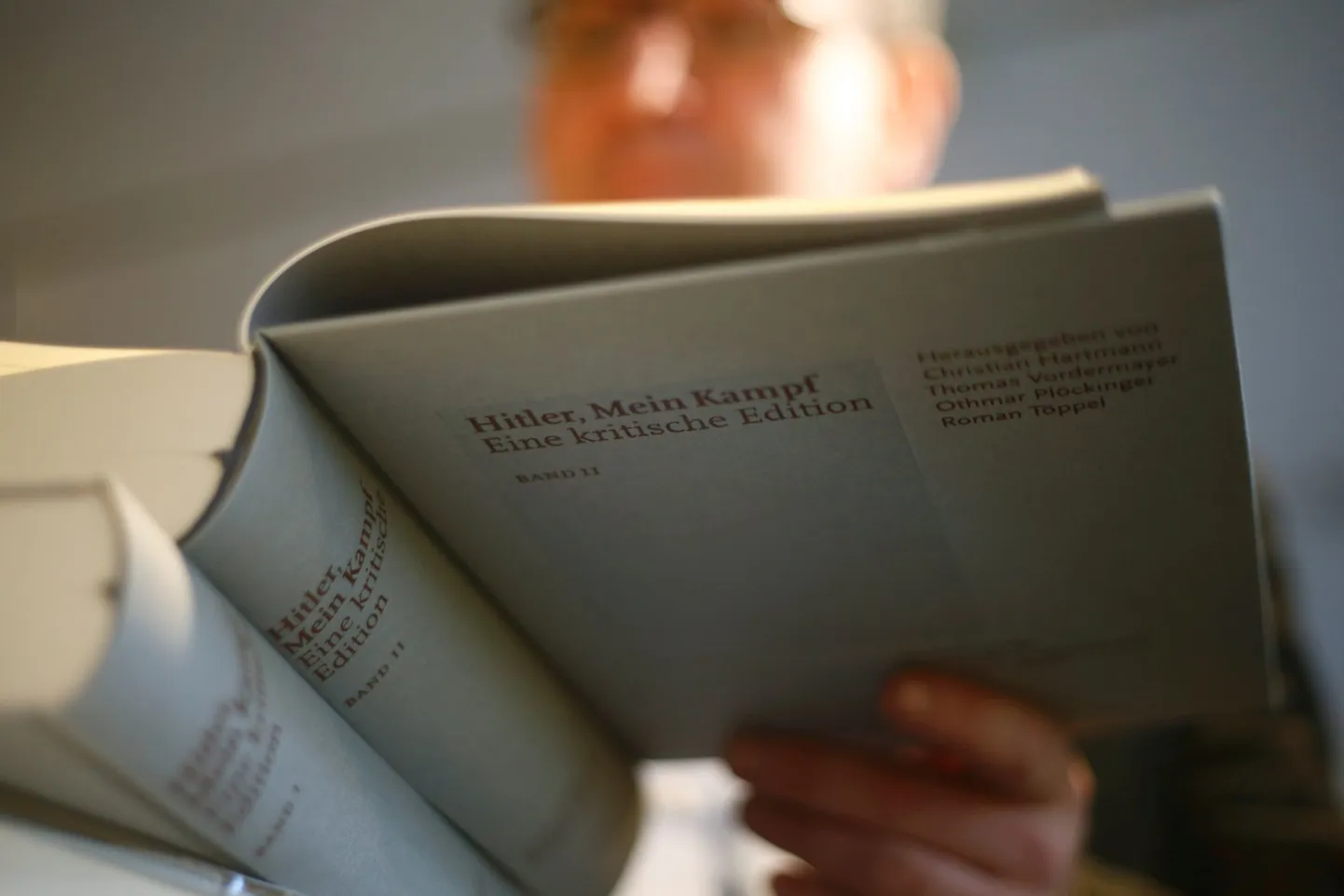 Raamatupoodnik Hitleri «Mein Kampfi» sirvimas.