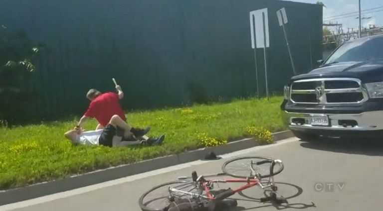 Kaader liiklusraevu videost, milles autojuht peksis jalgratturit