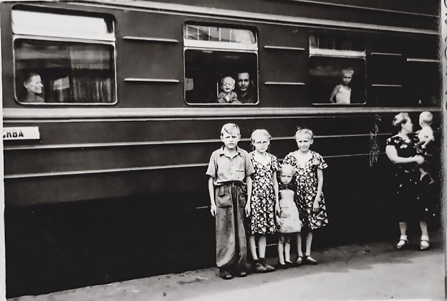 Juuni 1957: Eestisse! Kuid enne tuleb jõuda Moskvasse. Ants isa Aksliga vaatavad vaguniaknast välja, Mart, Kadri, Kai ja Marju seisavad perroonil, ema Erna pildistab.