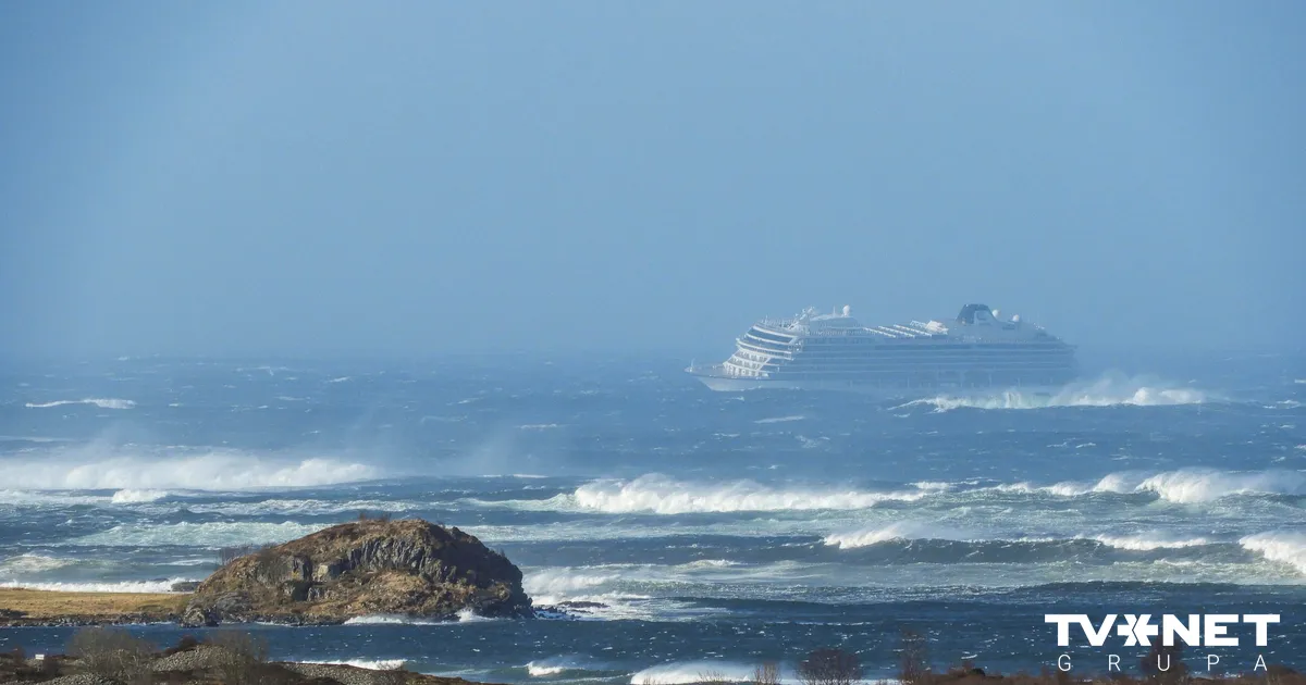 Et cruiseskip med rundt 1300 passasjerer har styrtet utenfor kysten av Norge