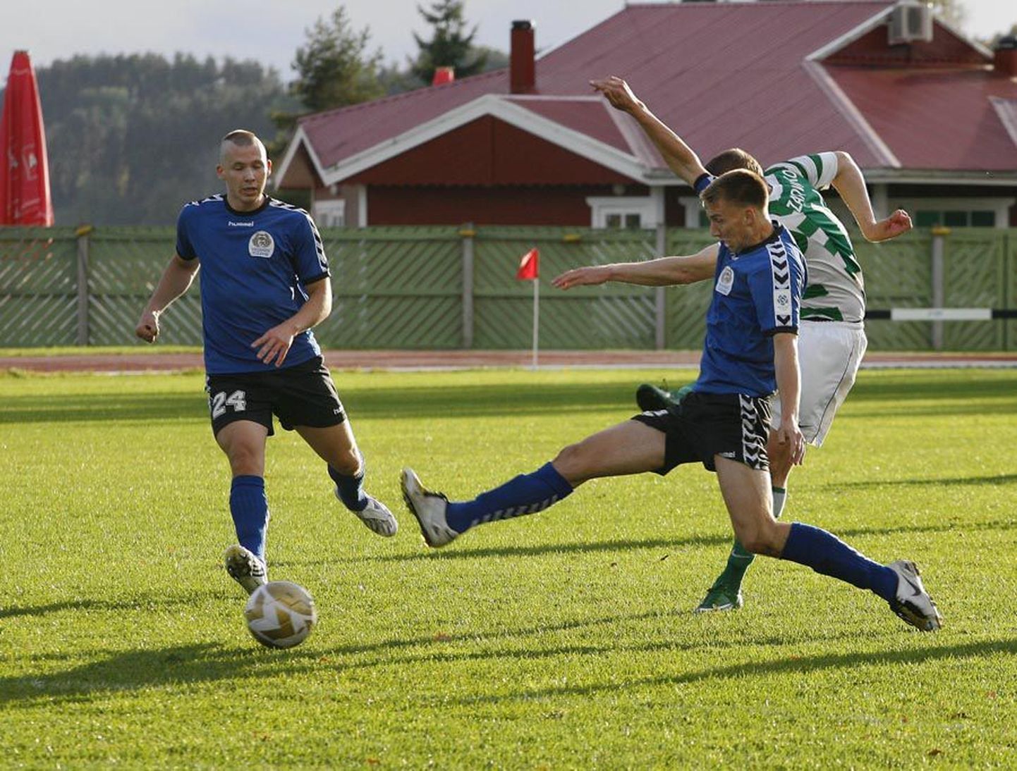 Viljandi Tulevik (sinistes särkides) mängimas FC Floraga.