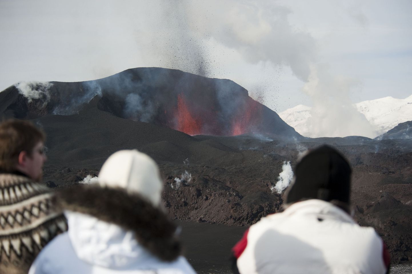 Turistid Islandi vulkaani juures selle aasta märtsis