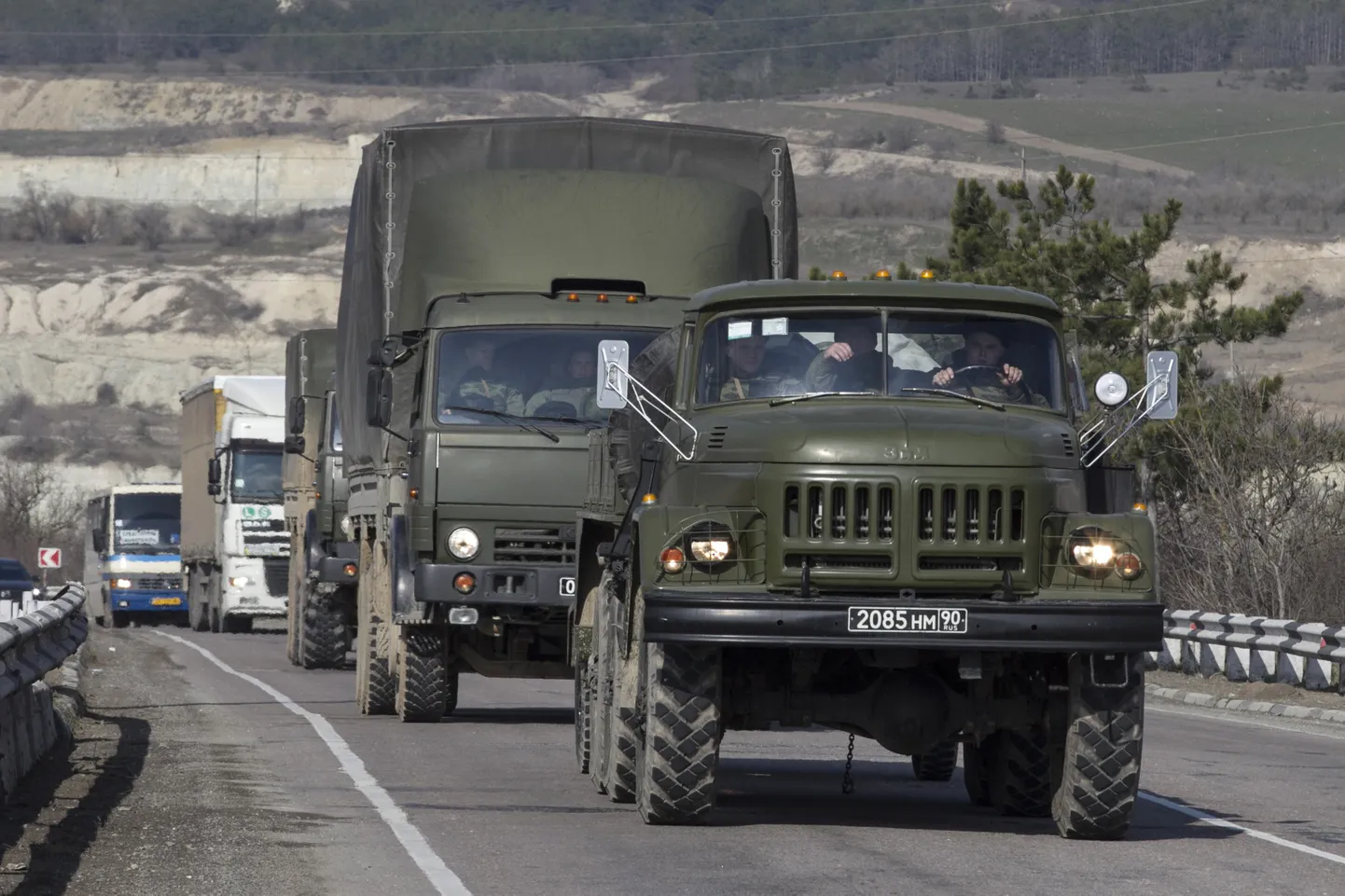 Российские военные грузовики едут по Крыму. Иллюстративное фото.