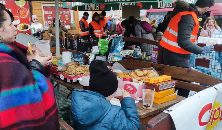 Ukrainast evakueerunute toidu ja joogi eest hoolitsesid piiripunktis Poola vabatahtlikud.